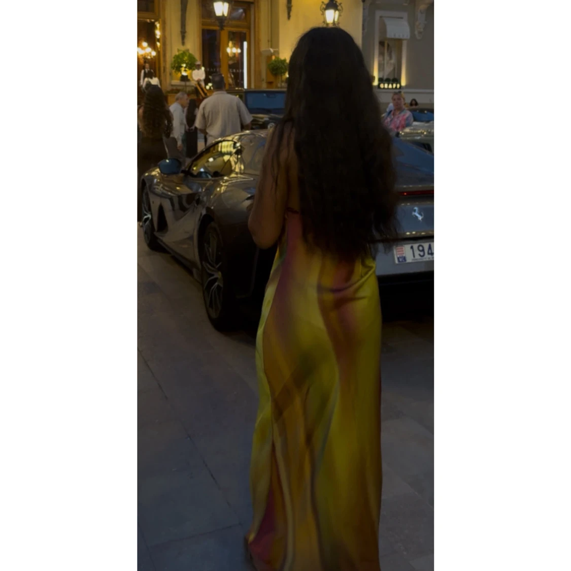 Färgstark långklänning med blommigt motiv - 3