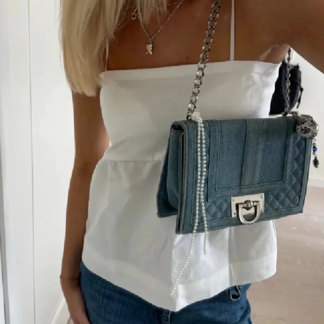 Blå jeans axelväska med kedja