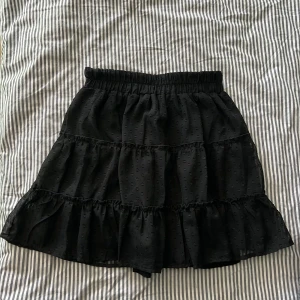 Volangkjol - Svart volangkjol i mycket bra skick. Kolla gärna in mina andra annonser och köp gärna bundle och då får du extra rabatt💗
