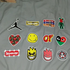 Klistermärken  - Kända märkesföretag klistermärken. BAPE JORDAN SUPREME KAWS OF NIRVANA SPITFIRE CONVERSE