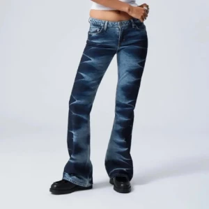 Zebramönstrade weekday bootcut jeans - Så snygga weekday jeans med coolt mönster, lågmidjade och bootcut! Nyskick!