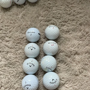 Golfbollar TaylorMade & Callaway (begagnade) det är tre taylormade bollar och 5 callaway bollar - Perfekt för dig som vill komma igång med golf! Här får du ett blandat set av begagnade golfbollar från TaylorMade och Callaway. Passar både nybörjare och erfarna spelare som vill ha extra bollar till träning eller spel.