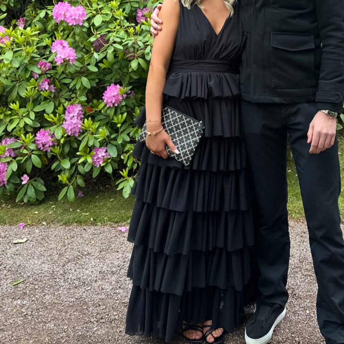 Svart långklänning med volanger