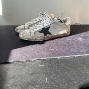 Golden goose superstar - Golden goose skor i storlek 41 men är lite stora i storleken dom är slitna och trasiga på sulan 