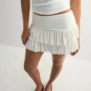 Vit volangkjol  - Superfin kjol som passar perfekt till sommaren. Aldrig använd ( har kvar prislappen ) och är i nytt skick! Nypris är 249kr. Om du har någon fundering eller bud så skriv privat! 🤩🙏🏻💘