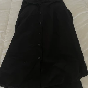 Svart blus utan armar   - Helt otrolig blus/skjorta, så skön!  Perfekt för dig som gillar minimalistisk stil och vill ha något lättmatchat i garderoben.