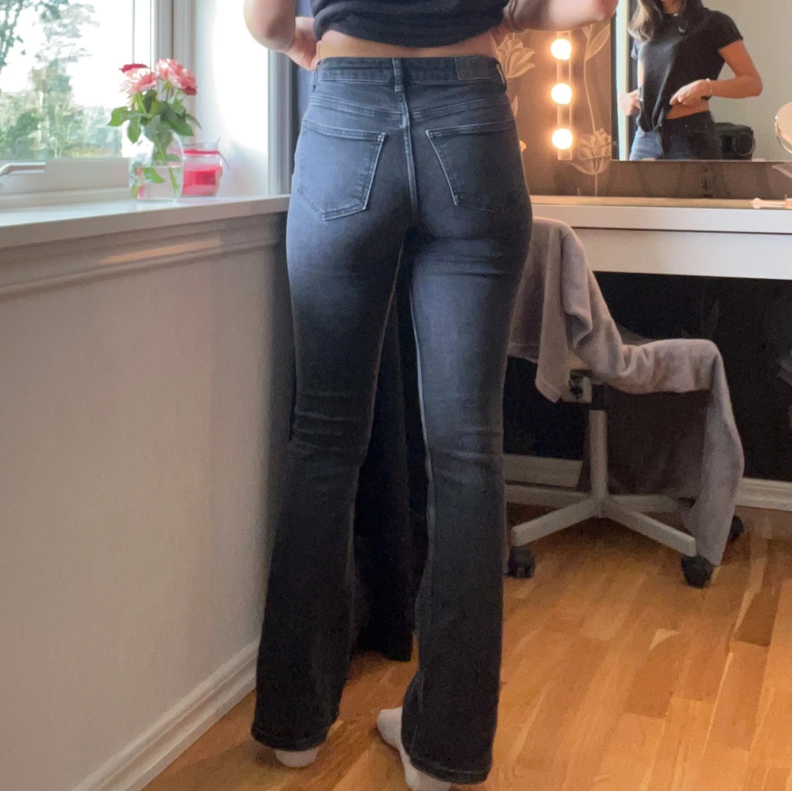 Svarta bootcut jeans från Gina Tricot - 1