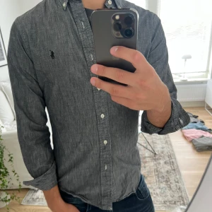 Ralph lauren skjorta slim fit  - As det skjorta från Ralph lauren, perfekt nu till sommaren! Skick 10/10 inga defekter, priser kan diskuteras!