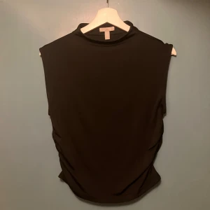 Trendig svart topp - Modern topp från H&M