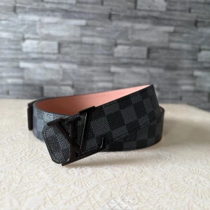 Snyggt L*V bälte - Säljer ett helt nytt oanvänt L*V bälte som är size 105. 