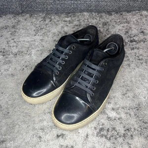 Lanvins  - Lanvins!! | Säljer dessa super snygga lanvins 💫 | Skorna är i strl 42/43/8 och är med glans| Skorna är 9/10 skick och sparsamt använda 🌟| Nypris - ca 4000 sek | Pris kan diskuteras vid snabb affär!! 💸 | För flera bilder eller frågor så är det bara att kontakta mig 📩