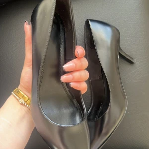 Nya oanvända klackar 👠 🌟NYTT PRIS❗️250kr - ST 39🌟Svarta klackar, medelhöjd på klacken ser bra ut på korta och långa! Pris går att diskuteras! 