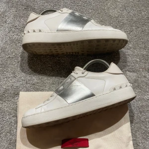 Valentino skor - Hej! Säljer nu mina skor från märket Valentino, storlek 38.5, bra skick, givetvis äkta. Tveka inte på att höra av dig om du har frågor eller funderingar kring skorna! 