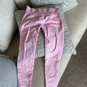 Ljusrosa impact leggings från Dfyne - Säljer ett par helt oanvända ljusrosa leggings från Dfyne i deras impact modell. 