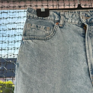 Ljusblå jeans - Jeans från HM, använd några gånger, men är som ny. Storlek 40. Högmidjade, straight fit