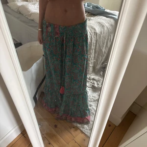 Lång kjol  - Säljer denna fina kjol som är perfekt till sommaren. Aldrig använd och köpt i en butik utomlands!