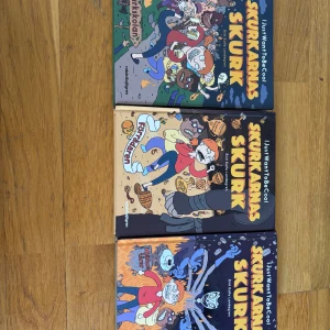 Barnbok/ ksiạžka dla dzieci, Skurkarnas Skurk (del 1-3) - Samling av de tre första böckerna i Skurkarnas Skurk-serien av IJustWantToBeCool. Fyllda med humor, galna upptåg och färgstarka illustrationer – perfekt för dig som gillar roliga och spännande berättelser med mycket action och skruvade karaktärer.3 pack med skurkarnas skurk böcker! 1,2 och 3! HELT nya! Köpt för 189kr st, om ni vill köpa styck så diskuterar vi pris!