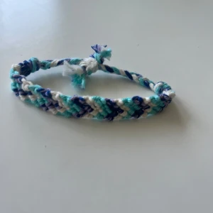 Armband - Fina kompis armband gjorda av bomullstråd. De finns i olika färger och olika storlekar. I annonsen visar jag bara en av armbanden som man kan köpa men det finns i många olika färger och i olika färger. Sätter lite högre pris eftersom att den tog ganska långt tid att göra men pris kan diskuteras!