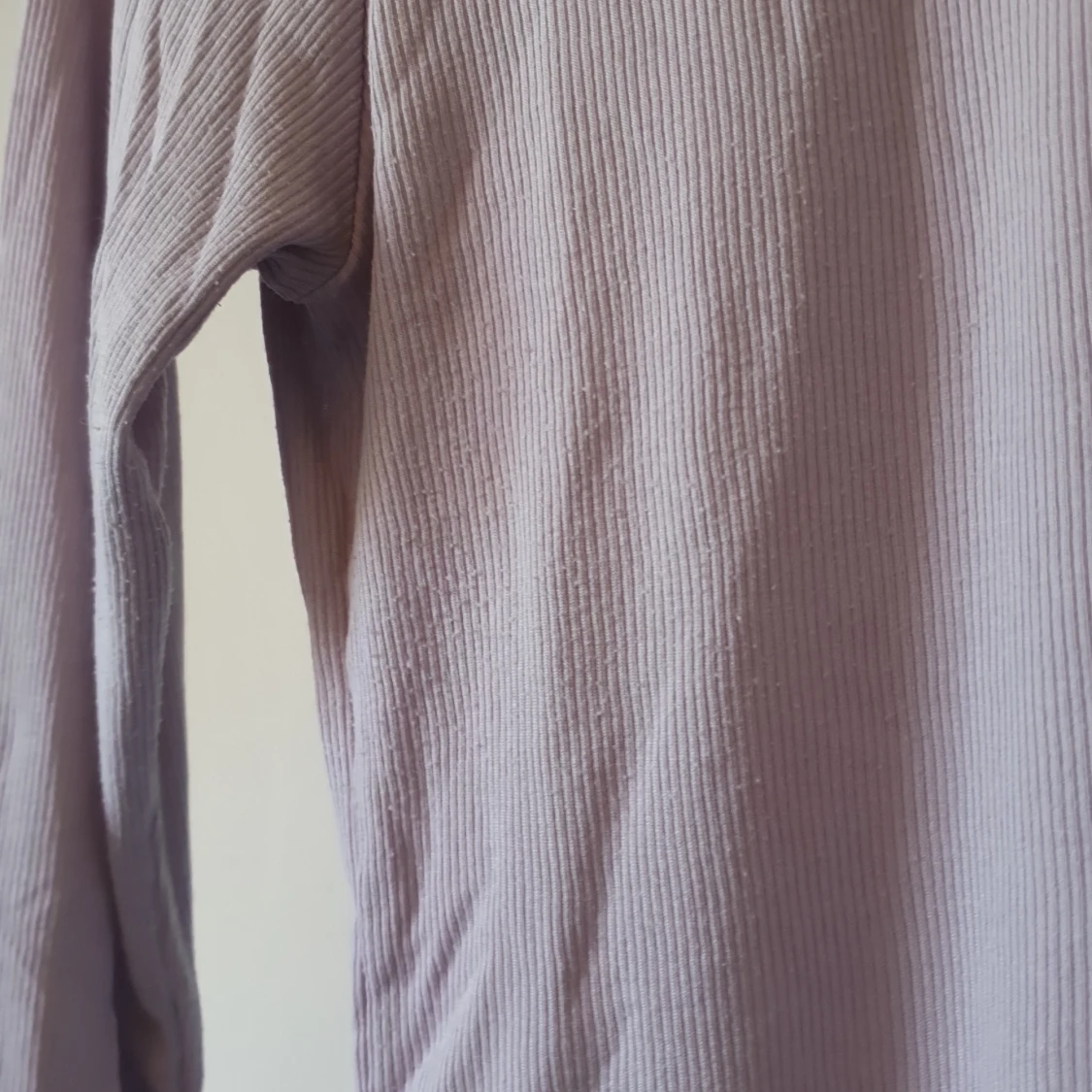 Ljuslila ribbad polotröja  - 2