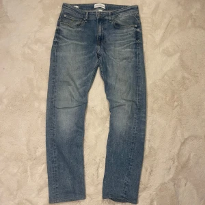 Calvin Klein ljusblå jeans W31 L32 - Snygga ljusblå jeans från Calvin Klein Jeans med klassisk femficksdesign och raka ben. Jeansen har normal passform och är tillverkade i bomull. Perfekta för dig som gillar en stilren och tidlös look. Benlängd ca 72cm och midjemått ca 40cm