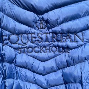 Equestrian Stockholm jacka - Ridjacka. Det är storlek S men jag skulle säga att den sitter som en xxs-xs, speciellt om man vill ha väst under