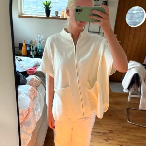 Vit kofta  - Snygg vit kofta som inte kommer t någon användning🤍