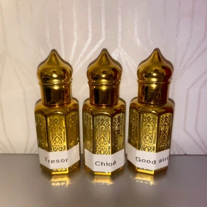  Parfym oljor- Trésor, Chloé och Good Girl - Ett set med tre parfymoljor. Innehåller dofterna Trésor, Chloé och Good Girl. Perfekt för att testa nya dofter eller ha med sig på resan. Alla är ny och är testade en gång. Priset kan diskuteras vid snabb affär!