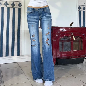 Lågmidjade jeans - Jeans med hål💕 midjemått 83cm & innerben 80cm💕stretchiga💕 jag är 165 