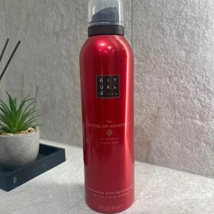 Rituals The Ritual of Ayurveda duschgel - Rituals The Ritual of Ayurveda harmonising foaming shower gel. Innehåller doft av indisk ros och sötmandelolja. Flaskan rymmer 200 ml och har en praktisk pump med genomskinligt lock.