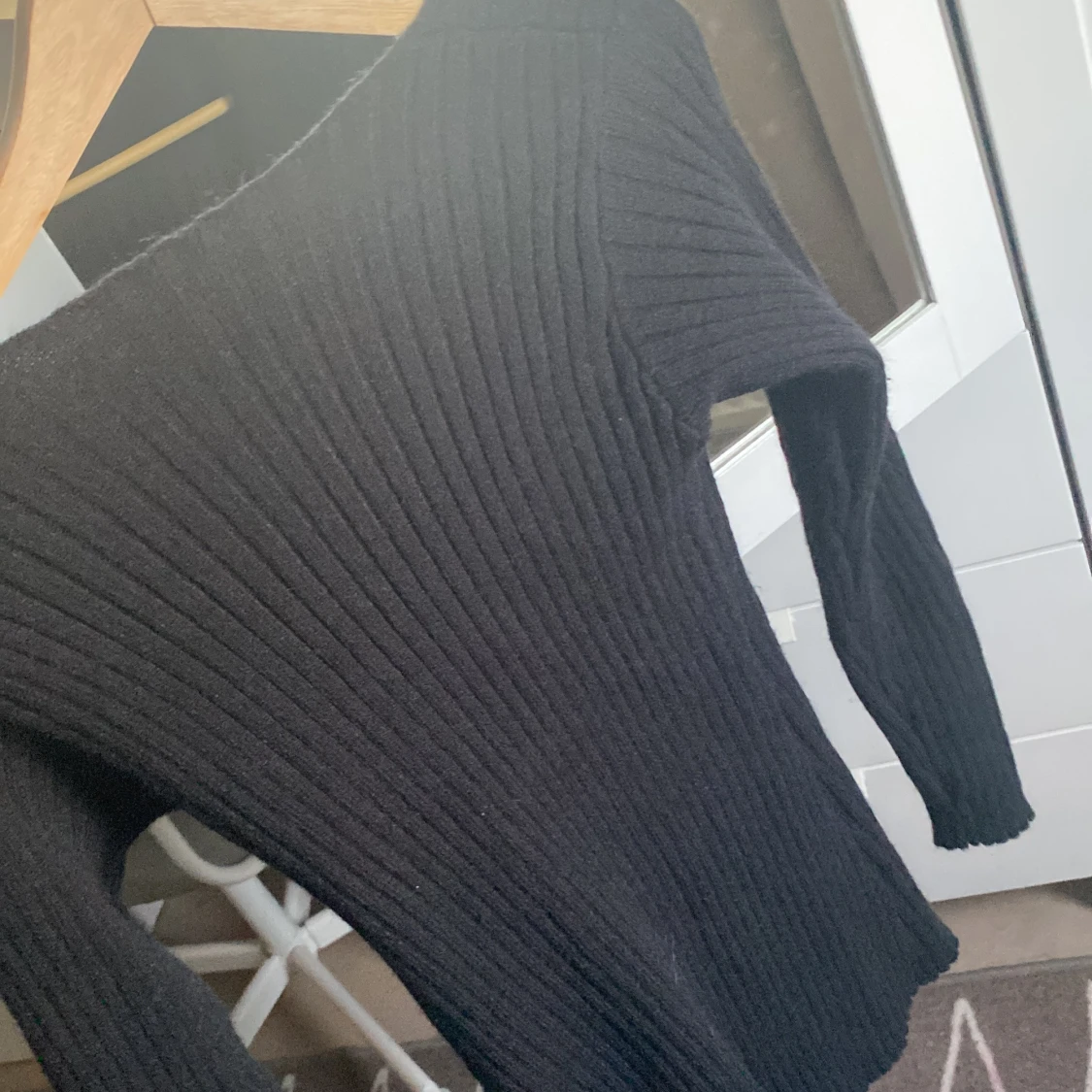 Svart ribbad omlottkofta med knytband - 1