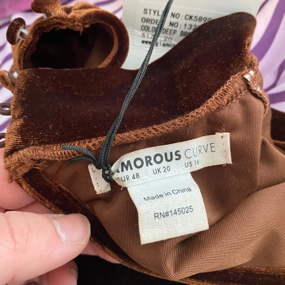 Brun sammetsbody med öppen rygg - 4