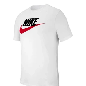 Vit Nike t-shirt med röd swoosh - Fräsch vit t-shirt från Nike med klassisk svart logga och röd swoosh på bröstet. Enkel och stilren design med rund hals och korta ärmar. Perfekt för dig som gillar sportig och clean stil.