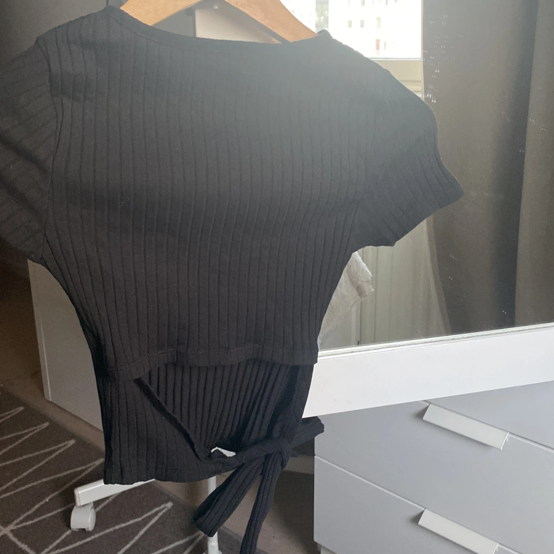 Svart ribbad topp med knyt från FB Sister - 1