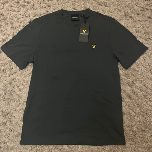 Lyle & Scott T-shirt, nyskick - Sprillans ny T-shirt från Lyle & Scott, aldrig använd med lappen kvar. Priset diskuterbart