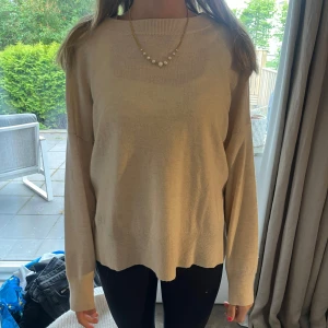 Beige stickad tröja från Zadig & Voltaire - Säljer den här skit snygga beiga stickade tröjan från Zadig & Voltaire. Vid snabb affär jag jag sänka priset!☺️👍🏼💕