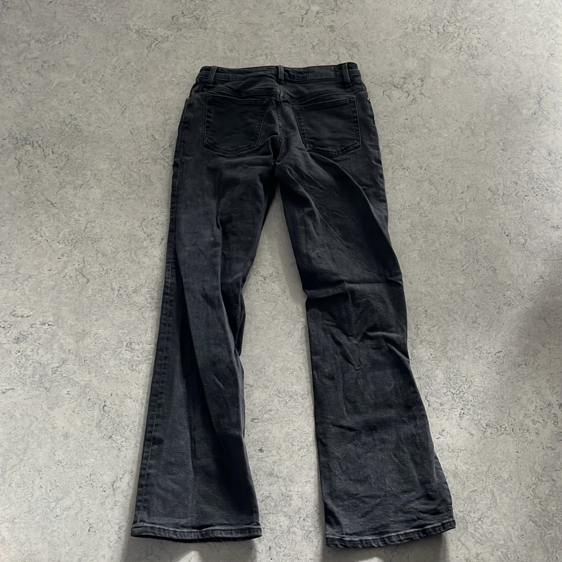Svarta bootcut jeans från Monki - 1
