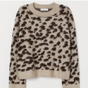 leopard kofta - cool och trendig leopard kofta från hm! noppig pga användning men inget som stör och går enkelt o noppa av om man skulle vilja det. lappen på baksidan är borta men skulle gissa på att den är i storlek s eller xs pga hur den sitter! skriv vid frågor så löser jag det! ❤️