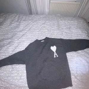 Ami paris stickad tröja  - En väldigt skön stickad tröja ifrån ami Paris. Sitter väldigt snyggt med lite oversize, storlek M. Perfekt för sommaren!