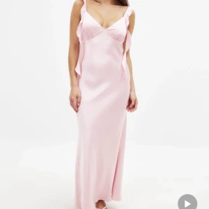 Ljusrosa långklänning med volangband - Superfin ljusrosa långklänning i satinliknande material med smala band. Helt ny, endast testad 🩷 Klänningen är från Nakd och är i storlek 38🩷 Slutsåld på hemsidan🩷