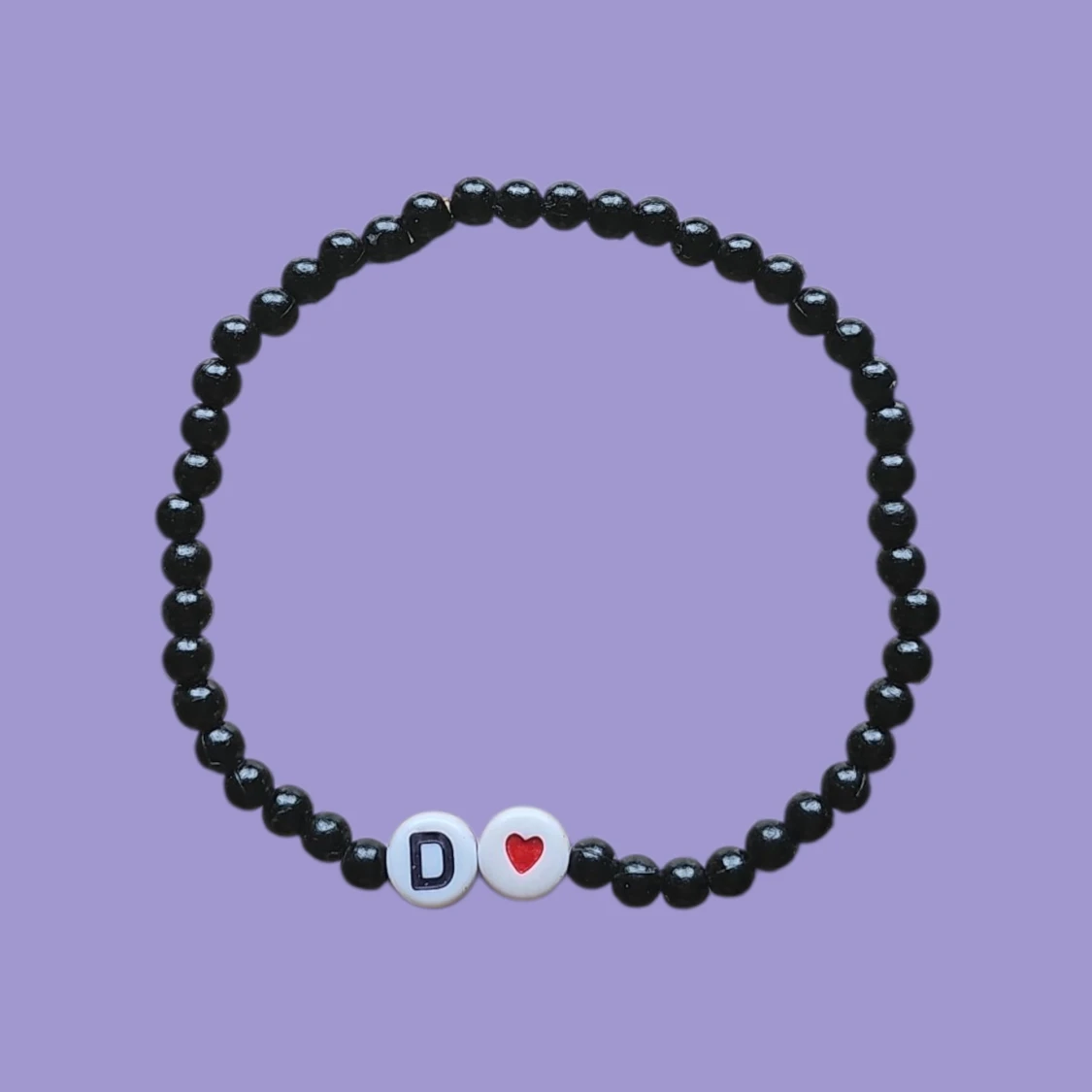 Svart pärlarmband med bokstav och hjärta