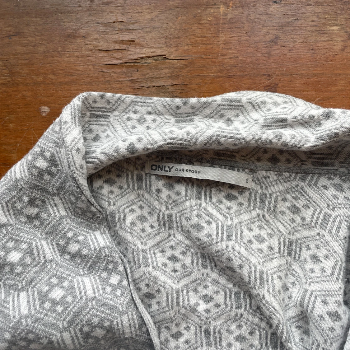 Gråmönstrad omlottkofta från ONLY - 2