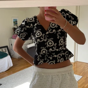 Svart blommig blus med puffärm - Supersöt svart blus med vita blommor💖💖