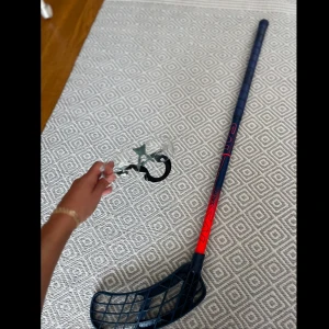 Bandyklubba & sportglasögon - Säljer ett par sportglasögon med klara linser och svart elastiskt band & en helt ny innebandyklubba.🤍Endast sportsglasögon sålda‼️