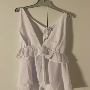 Vit volangtopp - Supersöt vit topp med volanger💕