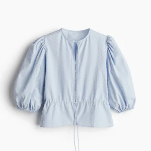 Blus - Ljusblå blus från h&m i storlek xs. Endast använd en gång!