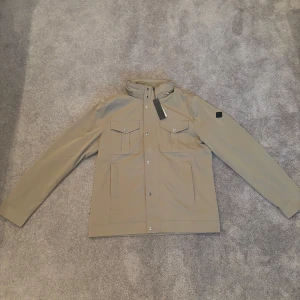 J Lindeberg jacka Bailey  - Hej! Säljer nu denna sjukt snygga J Lindeberg jackan  Modellen= Bailey Storlek Storlek= L Ny pris= 4000 kr Säljs för= 1399 kr!