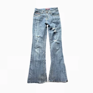 Jeans - Skit snygga jeans. Midjemått: 35,5cm + lite stretch. Innerbenslängd: 82cm. Jag är 168cm!🩷🪽det är bara att skriva om ni undrar något<3