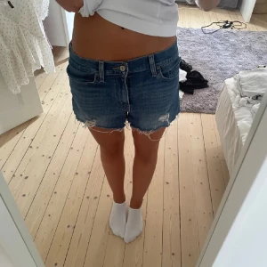 Levi's jeansshorts - Snygga blå jeansshorts från Levi's med klassisk femficksmodell. Perfekta för sommaren och enkla att matcha med allt💙skicka prisförslag