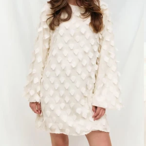 Svart klänning med textur - Snygg svart klänning med långa ärmar. Perfekt för festligare tillfällen. Klänningen har en lös passform och är aldrig använd🌟🌟🌟🌟