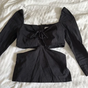 Topp - AS SNYGG topp från Zara🔥🔥🔥🔥 tyvärr för liten för mig så har inga bilder på den är i storlek s men skulle nog snarare säga xs då den är liten i storlek❤️